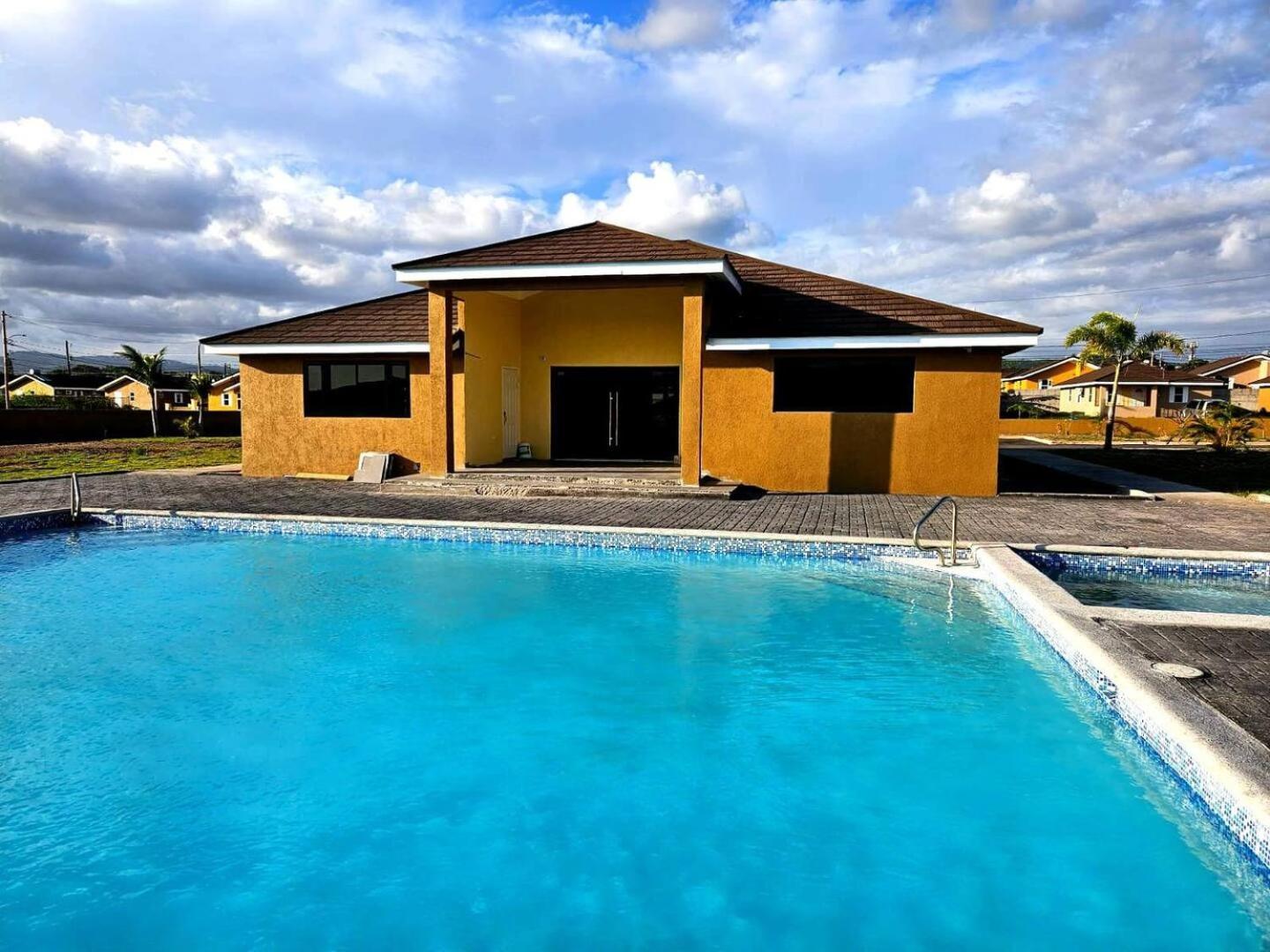 Bellarose At Colbeck ,Gated With Pool, Stylishly Modern Villa Old Harbour ภายนอก รูปภาพ